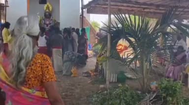 பரமத்தி வேலூர்: கொதிக்கும் எண்ணெயில் குளிக்கும் கோவில் பூசாரியின் வீடியோ வெளியாகி வைரலாகி வருகிறது