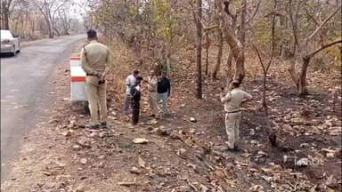 महू बड़गोंदा पुलिस पुराने विवाद की जांच करने घटनास्थल पहुंची, सीन रिक्रिएट किया