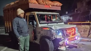 बांसगांव: बेलीपार में तेज रफ्तार ट्रेलर ने पिकअप को मारी टक्कर, वाहन का अगला हिस्सा क्षतिग्रस्त, टोल बचाने के प्रयास में हुआ हादसा