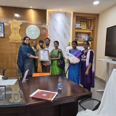 నిర్మల్: సూపర్ టాలెంటెడ్ కిడ్ అవార్డు అందుకున్న జిల్లాకు చెందిన ఆదిత్య అనే బాలుడిని అభినందించిన కలెక్టర్ అభిలాష అభినవ్