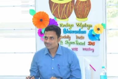 గోరంట్ల మండలం పాలసముద్రంలో విద్యాలయ నిర్వహణ సంఘం సమావేశానికి హాజరైన జిల్లా కలెక్టర్