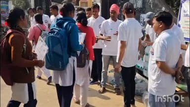 রানিবাঁধ: কংসাবতী শিশু বিদ্যালয়ে উচ্চ মাধ্যমিক পরীক্ষার্থীদের হাতে পেন ও জলের বোতল তুলে দিল স্বেচ্ছাসেবী সংস্থা