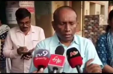 గద్వాల్: ఇటిక్యాల పాడు స్టేజి సమీపంలో బస్సు ప్రమాదానికి గల కారణాలను వివరించిన ప్రయాణికులు