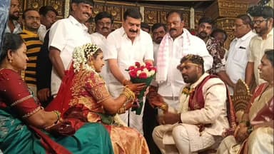 రాయదుర్గం: పట్టణంలో జరిగిన వివాహ వేడుకకు హాజరైన ఎంపి, మాజీ ఎంపీ, జెడ్పీ చైర్ పర్సన్, పలువురు ప్రముఖులు