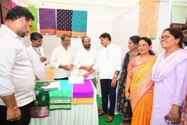 అసెంబ్లీ ఆవరణలో ఆప్కో ఆధ్వర్యంలో ఏర్పాటుచేసిన ధర్మవరం పట్టుచీరలను కొనుగోలు చేసిన మహిళా ఎమ్మెల్యేలు మంత్రులు