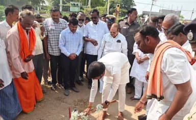 ಗುರುಮಿಟ್ಕಲ್: ಕ್ಷೇತ್ರದ ಅಭಿವೃದ್ಧಿಯೇ ನನ್ನ ಮೂಲ ಮಂತ್ರ
- ಆನೂರ.ಕೆ ಮತ್ತು ಹತ್ತಿಕುಣಿ ಗ್ರಾಮಗಳಲ್ಲಿ ರಸ್ತೆ ಕಾಮಗಾರಿಗಳಿಗೆ ಅಡಿಗಲ್ಲು | ಶಾಸಕ ಕಂದಕೂರ