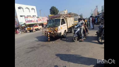 పూతలపట్టు: ముందుగా వెళ్తున్న లారీని వెనక ఢీకొట్టిన టాటా ఏసీ వాహనం తప్పిన ప్రమాదం