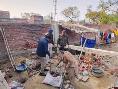 पुरवा: खानपुर, मवई में आबकारी विभाग ने छापेमारी कर पकड़ी अवैध शराब