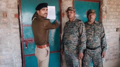 नाथनगर: दो दशक से फरार तीन आरोपियों पर नाथनगर पुलिस का शिकंजा, घर पर चस्पा हुआ इश्तहार