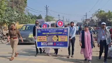 कैराना: कैराना नगर में एनएसएस स्वयंसेवकों ने निकाली सड़क सुरक्षा जागरूकता रैली, साइबर सुरक्षा पर कार्यशाला का भी हुआ आयोजन