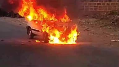 ಚಿಕ್ಕೋಡಿ: ಪಟ್ಟಣದಲ್ಲಿ ಕಾರಿನಲ್ಲಿ ಕಾಣಿಸಿಕೊಂಡ ಬೆಂಕಿ, ಪ್ರಾಣಾಪಾಯದಿಂದ ಪಾರಾದ ಕುಟುಂಬ