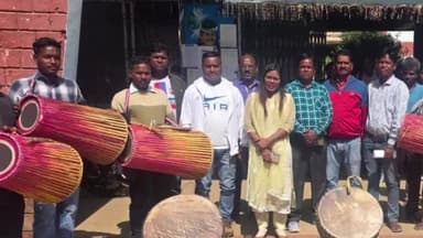 मांडर: मांडर प्रखंड कल्याण विभाग द्वारा पारंपरिक वाद्य यंत्रों का वितरण