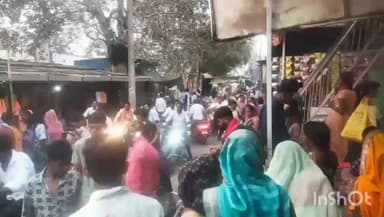 भीमपुर: नगर के मुख्य बस स्टैंड पर बस ने मोटरसाइकिल को मारी टक्कर, लगा जाम, लोगों ने कहा अतिक्रमण से हो रही परेशानी