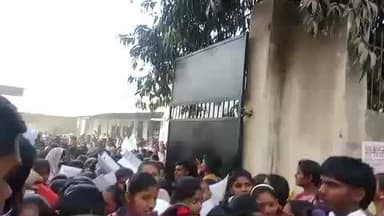 भोजपुर आरा परीक्षा केंद्र पर छोटी कारण लगा बहुत मात्रा में जाम राजकीय कन्या+2 उच्च विद्यालय नवादा आरा भोजपुर प्रशासनहै#@