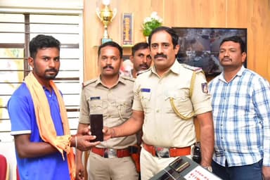 ಹೊಸದುರ್ಗ: ಕಳೆದು ಹೋಗಿದ್ದ 25 ಮೊಬೈಲ್ ವಾರಸುದಾರಿಗೆ ಹಸ್ತಾಂತರಿಸಿದ ಹೊಸದುರ್ಗ ಪೊಲೀಸರು