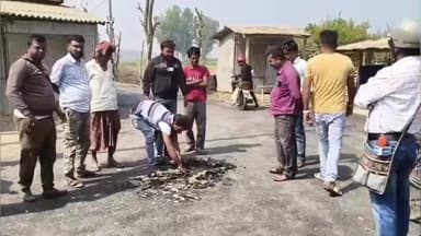 গাজোল: পিস দিয়ে তৈরি রাস্তা ৭ দিন হয়ে গেলেও জমাট বাঁধেনি,হাত দিয়েই উঠে যাচ্ছে নিম্নমানের কাজের অভিযোগ বৈড়গাছি গ্রামবাসীদের