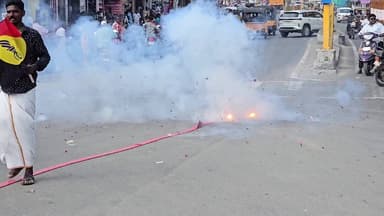 கள்ளக்குறிச்சி: கள்ளக்குறிச்சியில் தேமுதிக திமுக கூட்டணியில் இணைந்ததை பட்டாசு வெடித்து இனிப்புகள் வழங்கி கொண்டாடிய திமுக மற்றும் தேமுதிக நிர்வாகிகள்