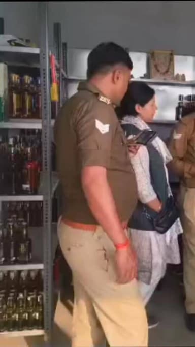 चंदौली: चकिया कोतवाली क्षेत्र के बैरी मोड़ के पास स्थित अंग्रेजी कंपोजिट की दुकान को एसडीएम आबकारी विभाग की टीम तथा कोतव...