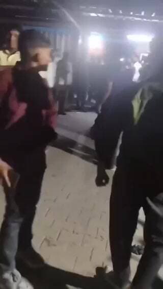 #GazipurNews : गाजीपुर का गालीबाज सिपाही… एक्सीडेंट के बाद थाने पहुंचे लोगों से कहा भीड़ हटाओ भो… वालों, थाने पहुंचे पुल...