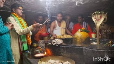 ଟିଟିଲାଗଡ: ଟିଟିଲାଗଡ଼ର ମହା ଶିବରାତ୍ରି ଅବସରରେ ଆଜି ପ୍ରଭୁ ଧବଳେଶ୍ଵରଙ୍କ ଦର୍ଶନ ଲାଭ କଲେ ରାଜ୍ୟସଭା ସାଂସଦ ଶ୍ରୀଯୁକ୍ତ ନିରଞ୍ଜନ ବିଶି