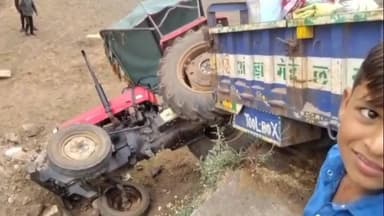 किशनगंज: रामपुर तलहटी दतिया में भैंसों को बचाने के प्रयास में ट्रैक्टर नदी में पलटा, जनहानि टली