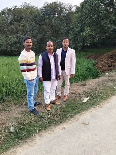 लखनऊ की रौनक बुला रही थी,
शादी का मौसम सजा रही थी।
हम निकले थे दोस्तों के संग,
हर मोड़ पे हंसी ही गूंज रही थी।
मलिहाबाद ...