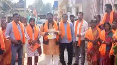 चाकुलिया: भाजपा समर्थित अध्यक्ष प्रत्याशी चन्दना मुर्मू के समर्थन में पूर्व मंत्री दुलाल भुईयां ने किया जनसंपर्क