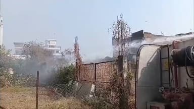 मुलताई: मुलताई नगर के साप्ताहिक बाजार के पास एक खाली प्लांट में लगी आग, दमकल ने तत्परता से पाया काबू