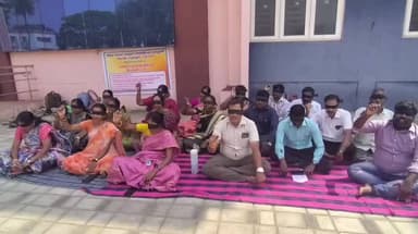 பேரூர்: தொண்டாமுத்தூர் அரசு கலை மற்றும் அறிவியல் கல்லூரியில்
கண்ணில் கருப்பு துணி கட்டி போராட்டம் நடத்தி வருகின்றனர்.