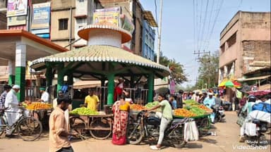 मधुपुर: मधुपुर गांधी चौक पर ठेलों से लगा जाम, पुलिस ने की कार्रवाई, एक ठेला किया जब्त