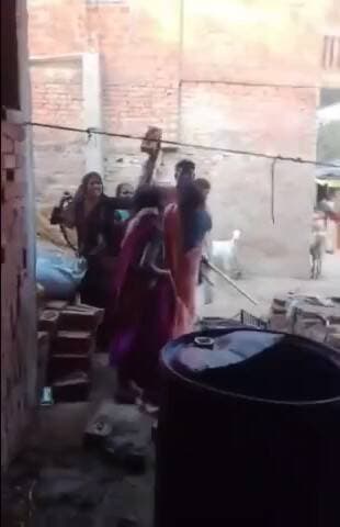 घाटमपुर: दो पक्षों की महिलाओं के बीच जमकर चले लाठी-डंडे, वीडियो सोशल मीडिया पर हुआ वायरल