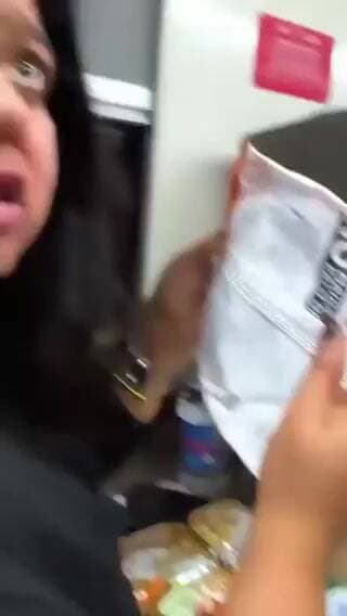 वंदे भारत ट्रेन में आपको गर्म रोटी तो खिलाई जा रही है लेकिन गर्म कैसे हो रही है कभी ध्यान दिया है ?
वह प्लास्टिक के पैक...