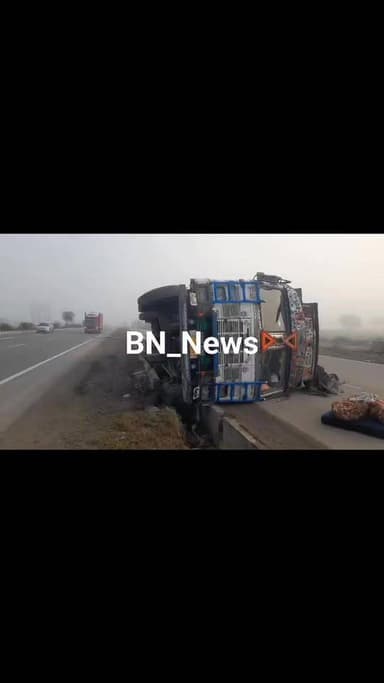 बहरोड़ नेशनल हाईवे पर गूंती फ्लाईओवर के पास गुरुवार सुबह घने कोहरे के कारण दिल्ली से जयपुर की ओर जा रहा शीशे से भरा हुआ ट...