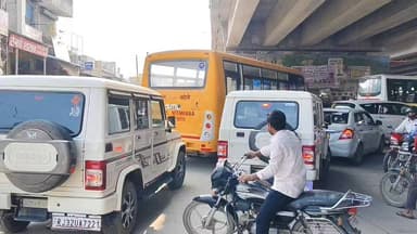 फुलेरा दूज पर शादियों के सीजन के चलते #बहरोड़ मुख्य फ्लाईओवर के नीचे लगा जाम, यातायात बाधित....