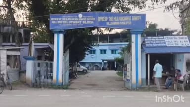 হিলি: চুরি যাওয়া পাম্প উদ্ধার ও নতুন মেশিন বসানোর দাবিতে হিলি বিডিওর দ্বারস্থ কৃষকরা