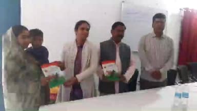 दाड़ी: मुखिया देवकी महतो बीज वितरण कार्यक्रम में शामिल हुईं