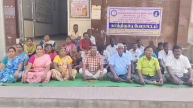 நாமக்கல்: வட்டாச்சியர் அலுவலகம் முன்பு 3 அம்ச கோரிக்கைகளை வலியுறுத்தி கிராம ஊழியர்கள் காத்திருப்பு போராட்டத்தில் ஈடுபட்டனர்