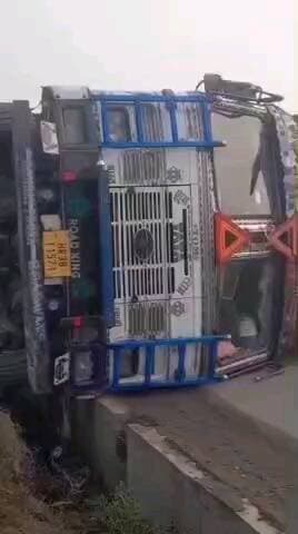 बहरोड़: घने कोहरे में बड़ा हादसा टला, गूंती फ्लाईओवर के पास शीशे से भरा ट्रक पलटा, कोई जनहानि नहीं