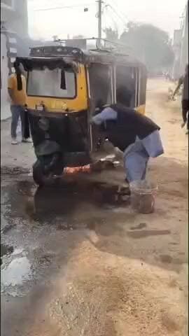 श्रीडूंगरगढ़: श्रीडूंगरगढ़ के बिग्गाबास में चलते ऑटो में लगी आग, दमकल ने पाया काबू