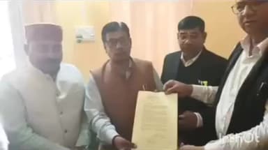 त्योंथर: क्षेत्र की विभिन्न समस्याओं को लेकर अधिवक्ताओं ने त्यौंथर एसडीएम पीएस त्रिपाठी को ज्ञापन सौंपा