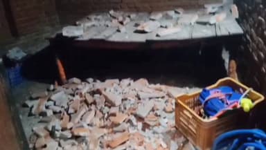 खतौली: खतौली कस्बे के मोहल्ला मोहम्मद लाल में एक मकान की छत गिरने से हुआ हादसा, परिवार के सदस्यों की बाल-बाल बची जान