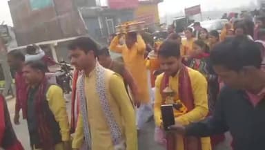 डुमरियागंज: डुमरियागंज में भागवत कथा से पूर्व निकाली गई कलश यात्रा, भारी संख्या में लोग हुए शामिल