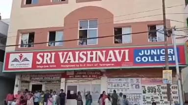 ఇబ్రహీంపట్నం: రాజేంద్రనగర్ పోలీస్ స్టేషన్ పరిధిలో కాలేజీ భవనం పైనుంచి దూకి విద్యార్థిని ఆత్మహత్యాయత్నం