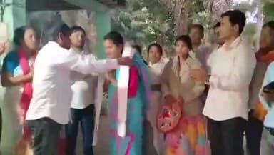 ঢকুৱাখানা ভাগ: ঢকুৱাখনাৰ মৰনৈত অসম ৰাজ্যিক চলচ্চিত্ৰ বঁটা অনুষ্ঠানত শ্ৰেষ্ঠ নৱাগত অভিনেত্ৰী বঁটা লাভ কৰা শিৱাৰাণী কলিতাক সম্বৰ্ধনা