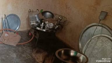 चुनार: प्राथमिक विद्यालय श्री रामपुर अहरौरा में चोरों ने किचन की कुंडी तोड़कर गैस सिलेंडर, बर्तन और राशन चुराया