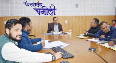 चमोली: CDO डॉ अभिषेक त्रिपाठी ने सड़क सुरक्षा समिति की बैठक में अधिकारियों को सड़क दुर्घटनाओं को रोकने के दिए निर्देश