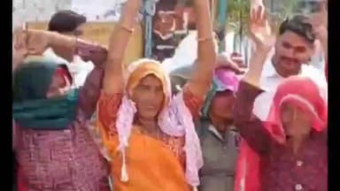 नांगल राजावतान: जैलमपुरा के नवीन भवन के लिए आवंटित सरकारी भूमि से अतिक्रमण नहीं हटाने पर ग्रामीणों का आक्रोश फूटा, किया प्रदर्शन