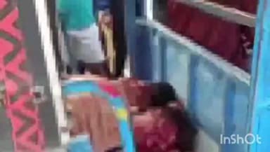 भंडरिया: भंडरिया-गोदरमाना मार्ग पर टेंपो और बाइक की टक्कर, तीन लोग गंभीर रूप से घायल