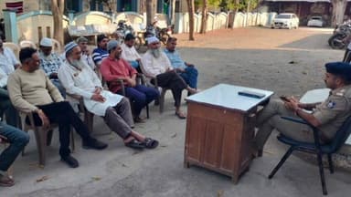 વંથળી: પોલીસ સ્ટેશને પવિત્ર રમજાન માસ અને આવનાર ધુળેટીના તહેવારને લઈ હિન્દુ-મુસ્લિમ સમાજના આગેવાનો સાથે શાંતિ સમિતિની બેઠક મળી