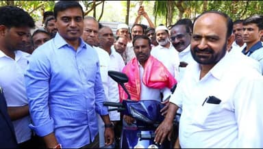 మహాల్ గ్రామ వైకాపా వికలాంగ కార్యకర్త షబ్బీర్ హుస్సేన్ కు మూడు చక్రాల వాహనం ను వితరణ చేసిన ఎంపీ వెంకట మిథున్ రెడ్డి